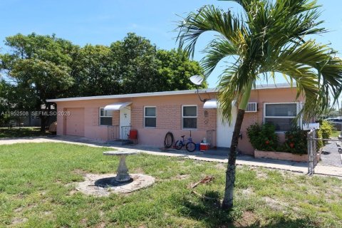 Propiedad comercial en venta en Hallandale Beach, Florida № 2054636 - foto 11