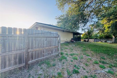 Casa en venta en Lehigh Acres, Florida, 3 dormitorios № 1698917 - foto 9