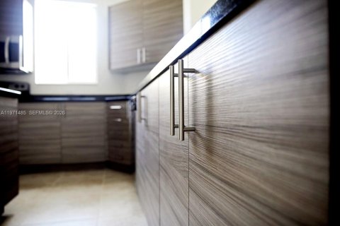 Снять в аренду таунхаус в Мирамар, Флорида 3 спальни, 139.35м2, № 2032280 - фото 4