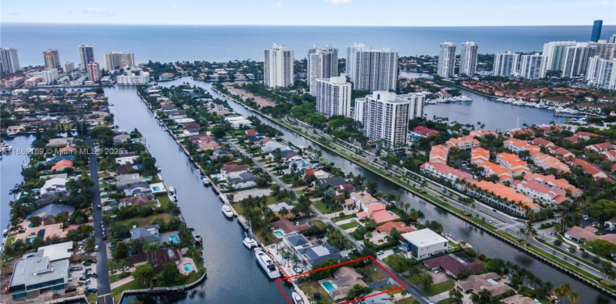 House in Hallandale Beach, Florida 3 bedrooms № 1922432