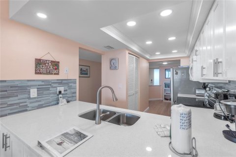 Condo in Bradenton Beach, Florida, 2 bedrooms  № 2232532 - photo 17