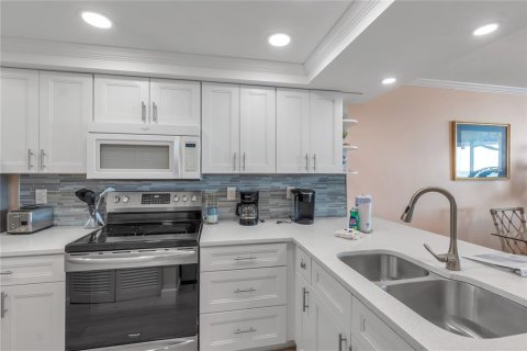 Condo in Bradenton Beach, Florida, 2 bedrooms  № 2232532 - photo 13