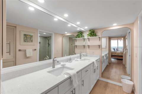 Condo in Bradenton Beach, Florida, 2 bedrooms  № 2232532 - photo 23