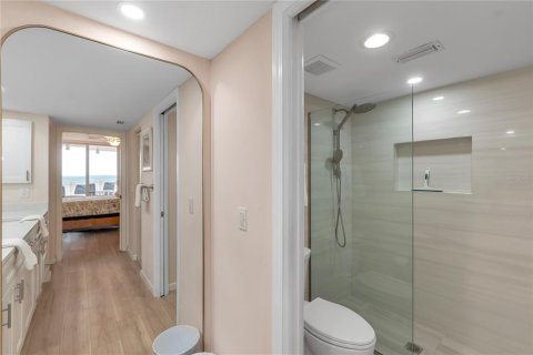 Condo in Bradenton Beach, Florida, 2 bedrooms  № 2232532 - photo 24