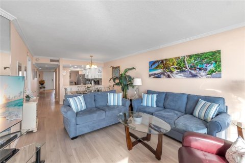 Condo in Bradenton Beach, Florida, 2 bedrooms  № 2232532 - photo 19
