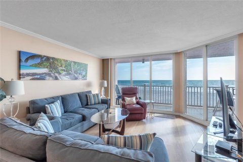 Condo in Bradenton Beach, Florida, 2 bedrooms  № 2232532 - photo 3