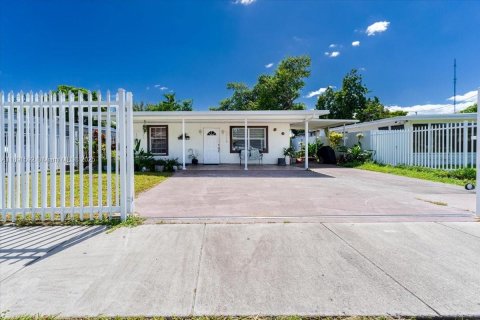 Casa en venta en West Park, Florida, 3 dormitorios, 130.99 m2 № 1946191 - foto 2