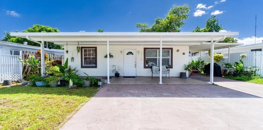 Casa en West Park, Florida 3 dormitorios, 130.99 m2 № 1946191