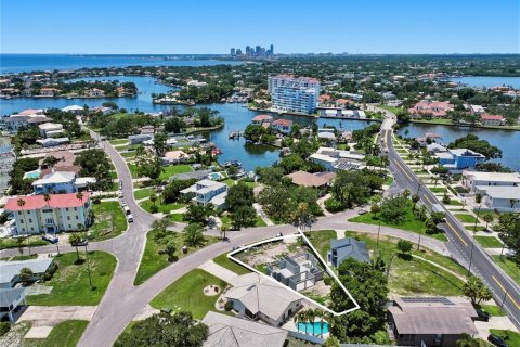 House in Saint Petersburg, Florida 5 bedrooms, 308.53 sq.m. № 2210032 - photo 22