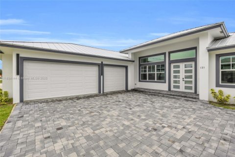 House in Port St. Lucie, Florida 4 bedrooms, 192.4 sq.m. № 1823413 - photo 3