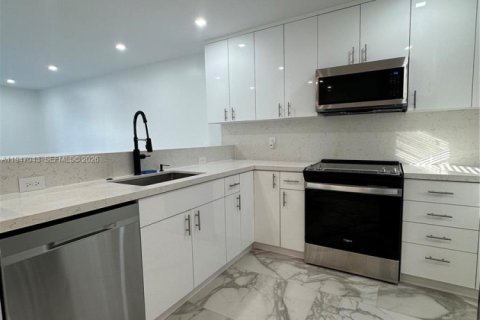 Снять в аренду квартиру в Холливуд, Флорида 2 спальни, 105.07м2, № 2003479 - фото 9