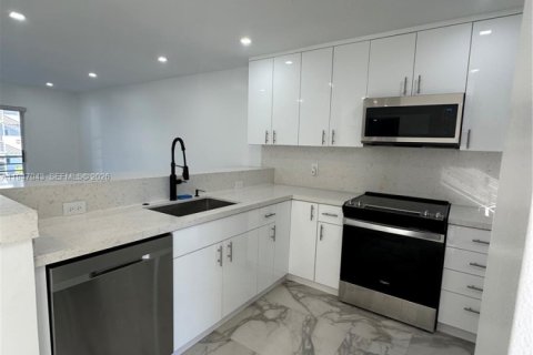 Снять в аренду квартиру в Холливуд, Флорида 2 спальни, 105.07м2, № 2003479 - фото 2