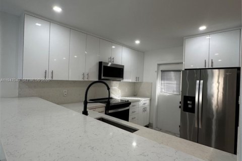 Снять в аренду квартиру в Холливуд, Флорида 2 спальни, 105.07м2, № 2003479 - фото 11