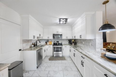 Casa en venta en Tampa, Florida, 6 dormitorios, 148.27 m2 № 2144827 - foto 10