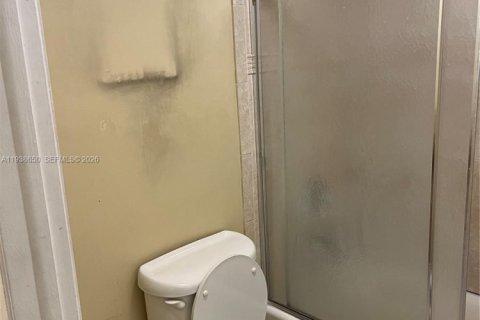 Condo in Miami, Florida, 2 bedrooms  № 1996328 - photo 13