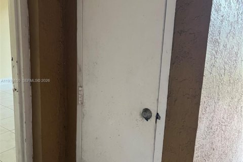 Condo in Miami, Florida, 2 bedrooms  № 1996328 - photo 17