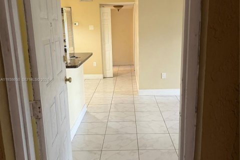 Condo in Miami, Florida, 2 bedrooms  № 1996328 - photo 4