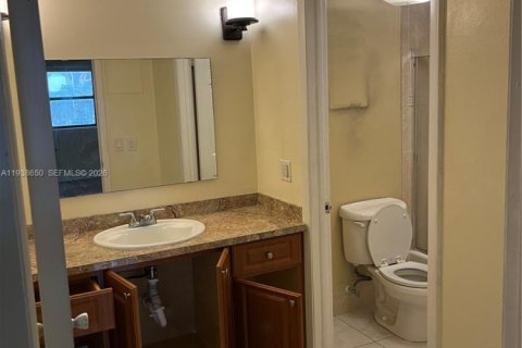 Condo in Miami, Florida, 2 bedrooms  № 1996328 - photo 12