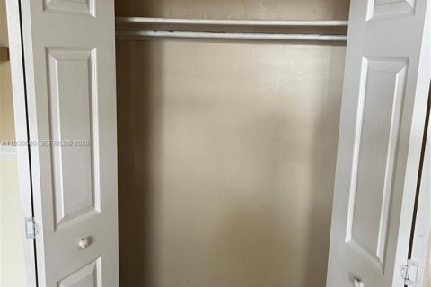 Condo in Miami, Florida, 2 bedrooms  № 1996328 - photo 11