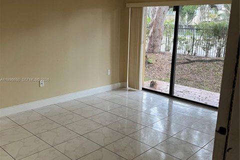Condo in Miami, Florida, 2 bedrooms  № 1996328 - photo 5