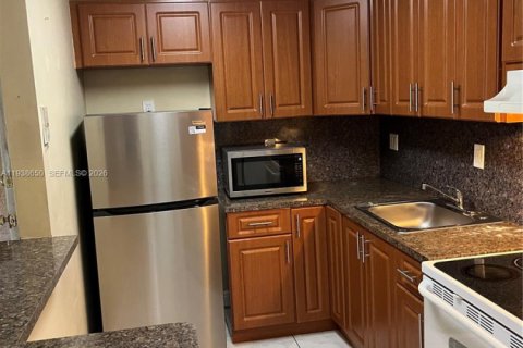 Condo in Miami, Florida, 2 bedrooms  № 1996328 - photo 8