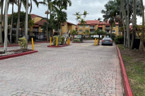 Condo in Miami, Florida, 2 bedrooms  № 1996328 - photo 2