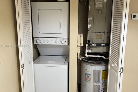 Condo in Miami, Florida, 2 bedrooms  № 1996328 - photo 9