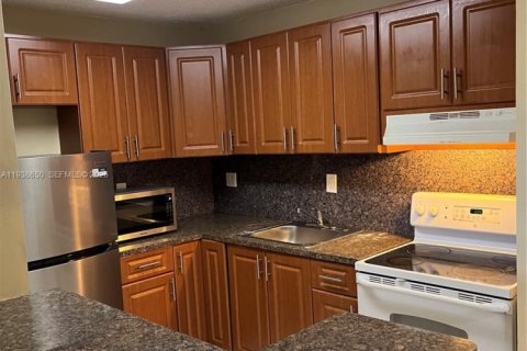 Condo in Miami, Florida, 2 bedrooms  № 1996328 - photo 7