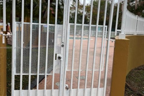 Condo in Miami, Florida, 2 bedrooms  № 1996328 - photo 18