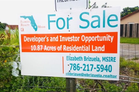 Terreno en venta en Miami, Florida № 1985080 - foto 1