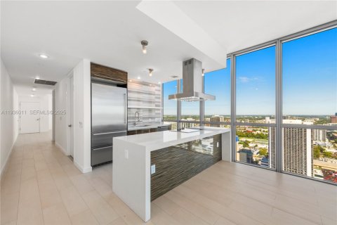 Copropriété à louer à Miami, Floride: 2 chambres, 193.33 m2 № 1994147 - photo 2