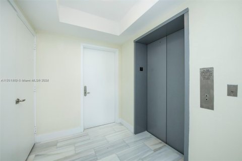 Condo in Miami, Florida, 2 bedrooms № 1958624 - photo 6