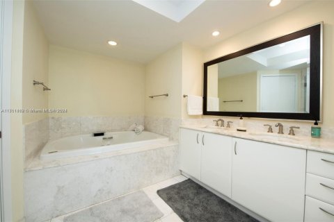 Condo in Miami, Florida, 2 bedrooms № 1958624 - photo 27