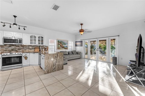 Снять в аренду виллу или дом в Майами, Флорида 3 спальни, 138.05м2, № 2027887 - фото 6