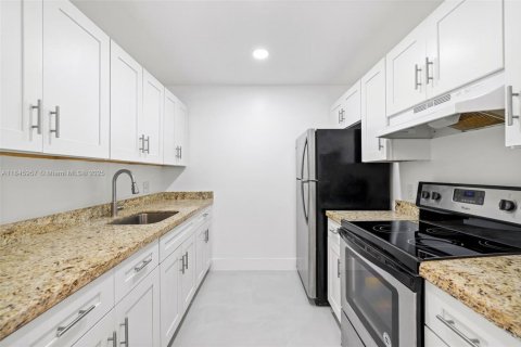 Condo in Pembroke Pines, Florida, 1 bedroom  № 2022325 - photo 10