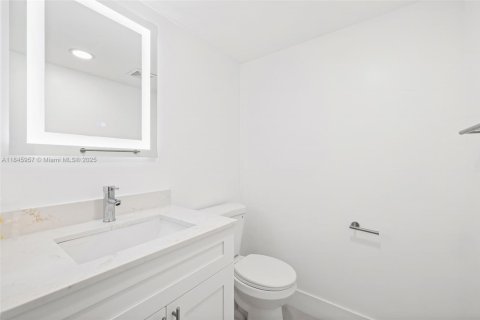 Condo in Pembroke Pines, Florida, 1 bedroom  № 2022325 - photo 11