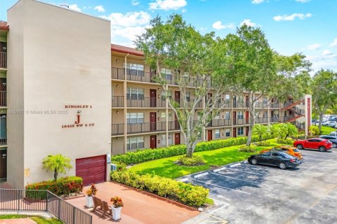 Condo in Pembroke Pines, Florida, 1 bedroom  № 2022325 - photo 2