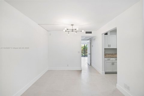 Condo in Pembroke Pines, Florida, 1 bedroom  № 2022325 - photo 8