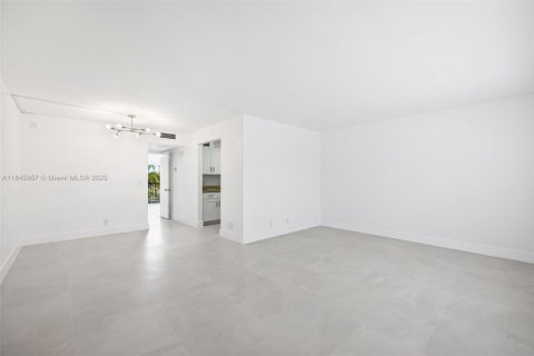 Condo in Pembroke Pines, Florida, 1 bedroom  № 2022325 - photo 3