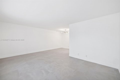 Condo in Pembroke Pines, Florida, 1 bedroom  № 2022325 - photo 7