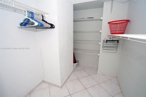 Condo in Hallandale Beach, Florida, 1 bedroom  № 1875592 - photo 7