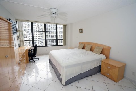 Condo in Hallandale Beach, Florida, 1 bedroom  № 1875592 - photo 3