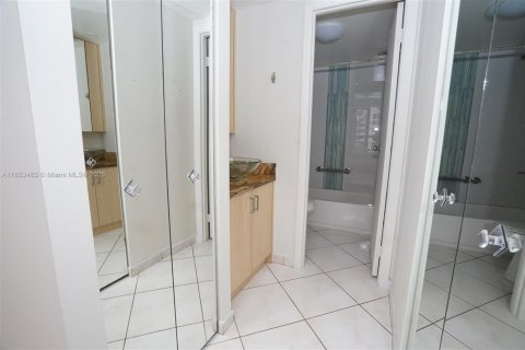 Condo in Hallandale Beach, Florida, 1 bedroom  № 1875592 - photo 4