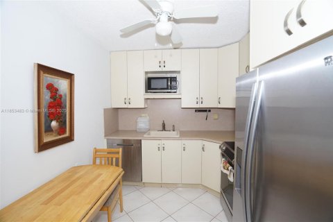 Condo in Hallandale Beach, Florida, 1 bedroom  № 1875592 - photo 1