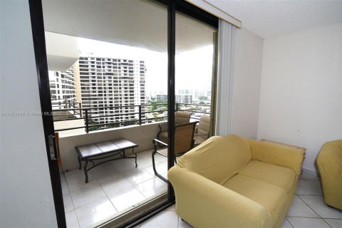 Condo in Hallandale Beach, Florida, 1 bedroom  № 1875592 - photo 2