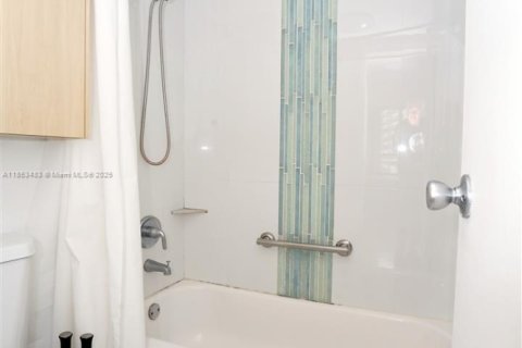 Condo in Hallandale Beach, Florida, 1 bedroom  № 1875592 - photo 5