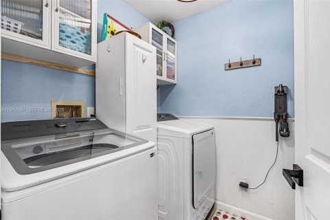 Villa ou maison à vendre à Cape Coral, Floride: 3 chambres, 154.87 m2 № 2003329 - photo 17