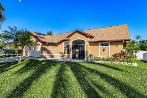 Villa ou maison à vendre à Cape Coral, Floride: 3 chambres, 154.87 m2 № 2003329 - photo 3