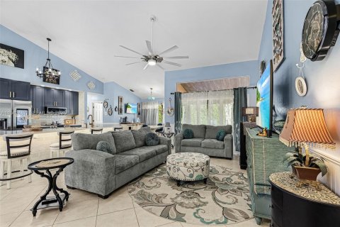 Villa ou maison à vendre à Cape Coral, Floride: 3 chambres, 154.87 m2 № 2003329 - photo 9