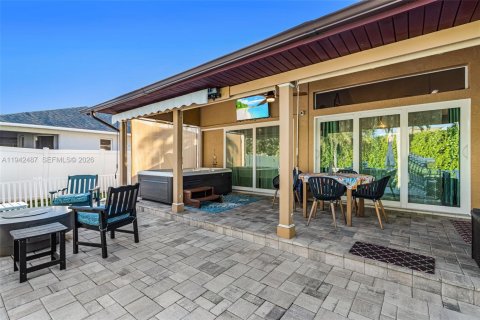 Villa ou maison à vendre à Cape Coral, Floride: 3 chambres, 154.87 m2 № 2003329 - photo 29